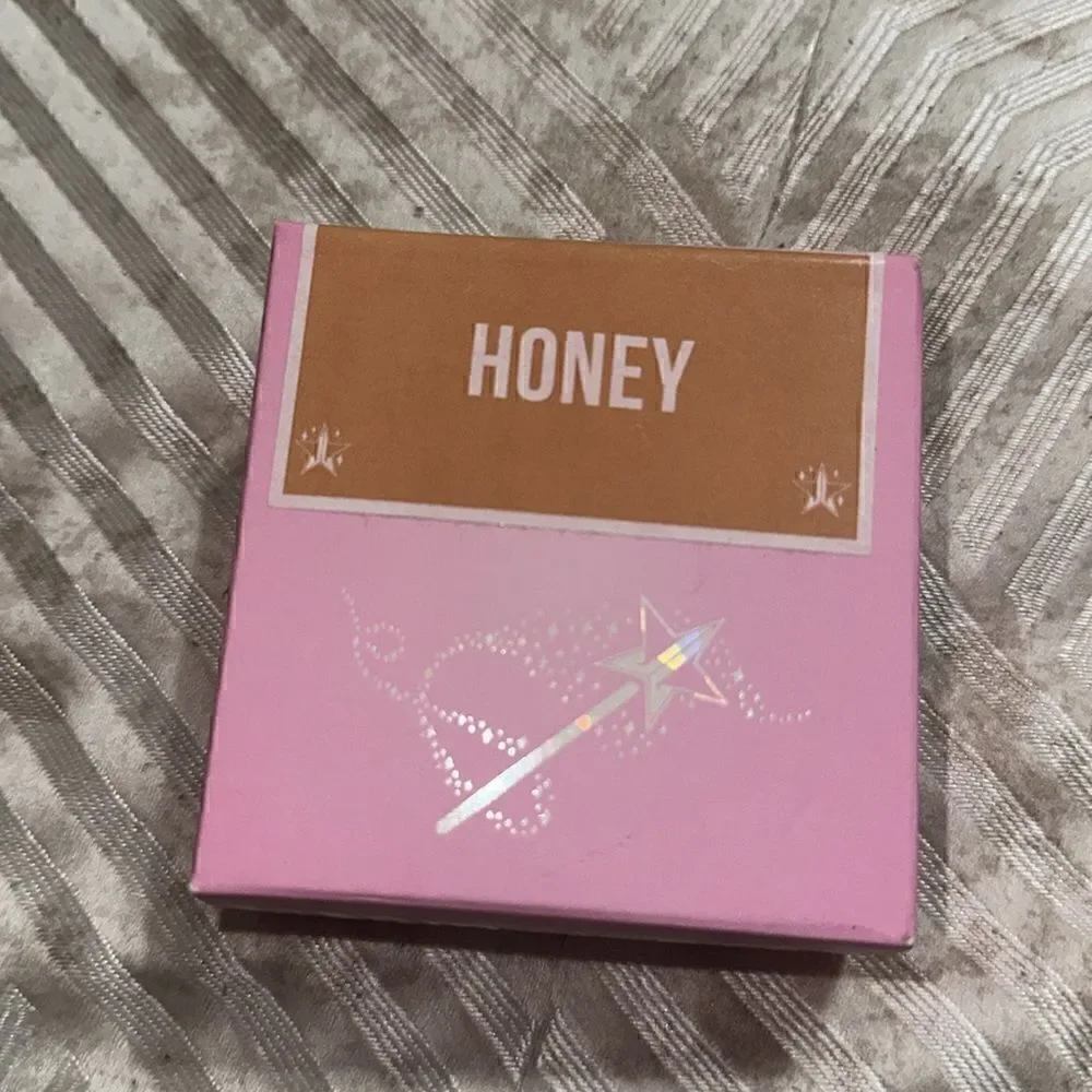 Jeffree Star Cosmetics Magic Star Luminous Setting Powder in honey